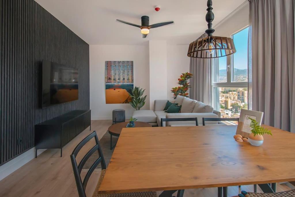Apartment Urban Jungle In Center, 18th Floor, Rooftop Pool, Free Parking *